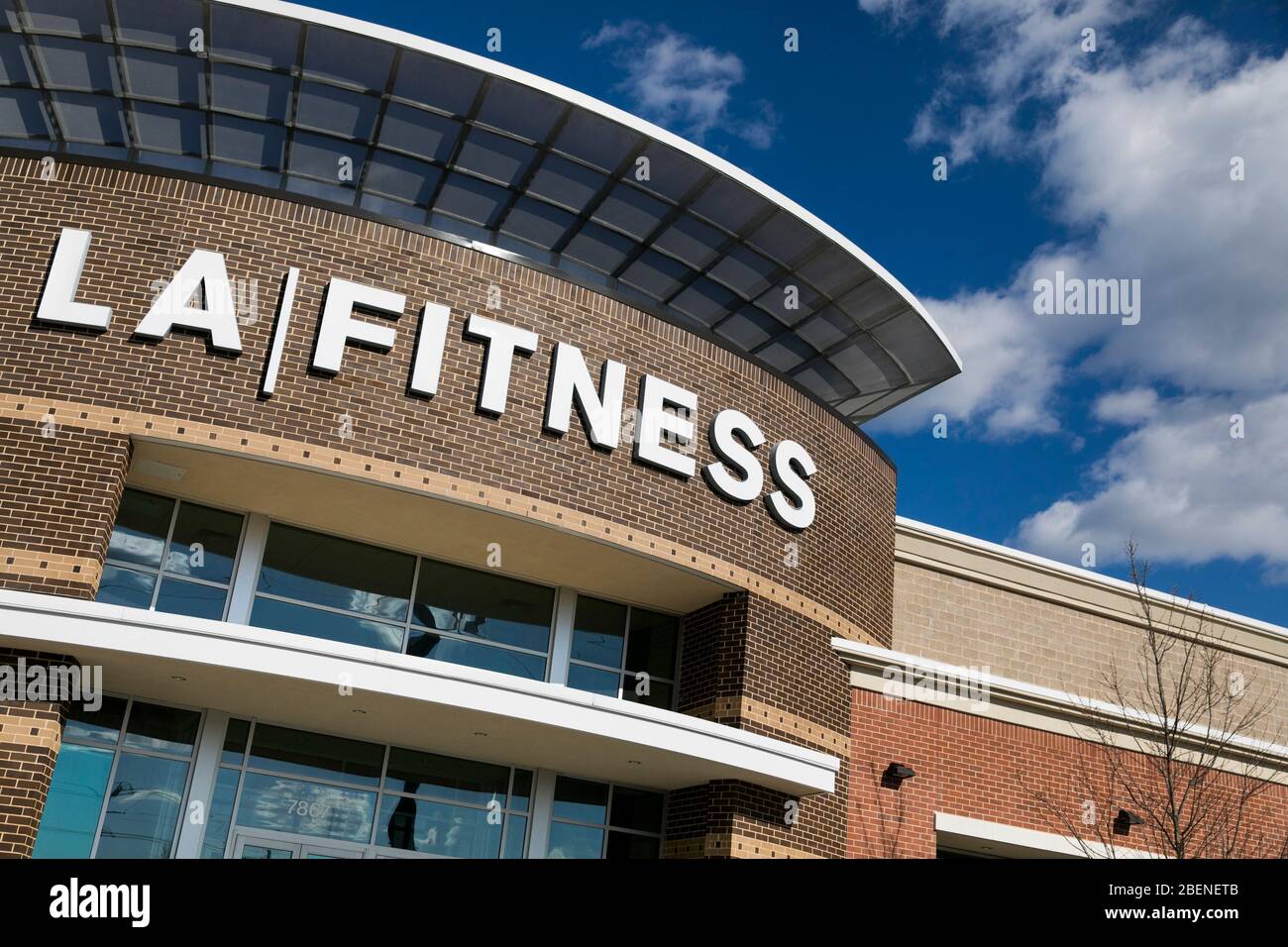 Un logo à l'extérieur d'un emplacement LA Fitness à Alexandria, Virginie, le 2 avril 2020. Banque D'Images