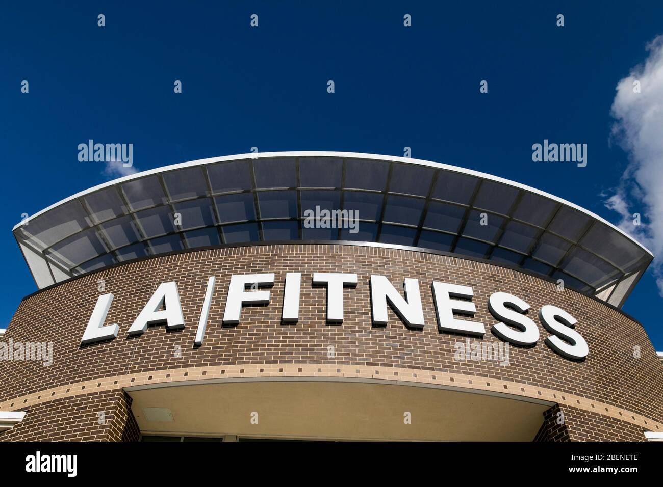 Un logo à l'extérieur d'un emplacement LA Fitness à Alexandria, Virginie, le 2 avril 2020. Banque D'Images