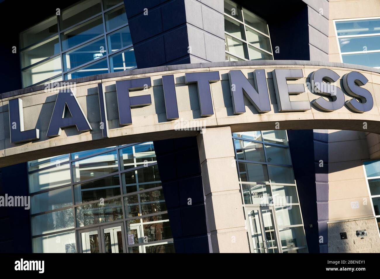 Un logo en dehors d'un emplacement LA Fitness à Wheaton, Maryland, le 2 avril 2020. Banque D'Images