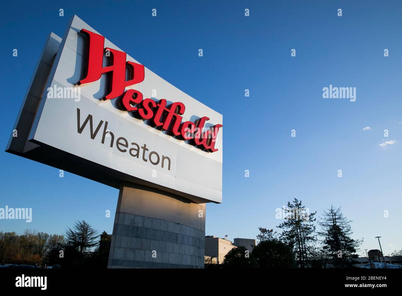 Un logo à l'extérieur du centre commercial Westfield Wheaton à Wheaton, dans le Maryland, le 2 avril 2020. Banque D'Images