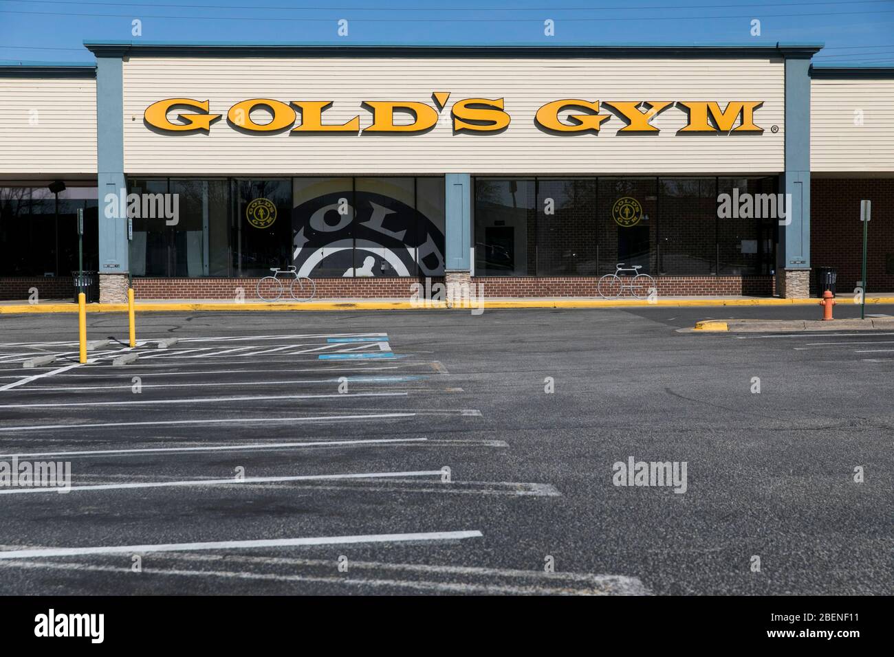 Un logo en dehors d'un centre de conditionnement physique Gold à Dundalk, Maryland, le 6 avril 2020. Banque D'Images