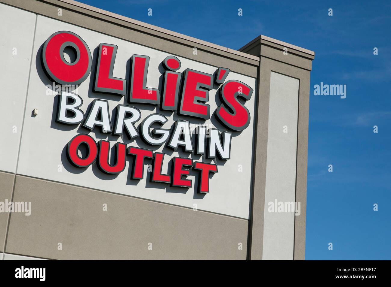 Un logo en dehors d'un magasin de détail de la boutique de magasins d'usine d'Ollie's Bargain à Glen Burnie, Maryland, le 6 avril 2020. Banque D'Images