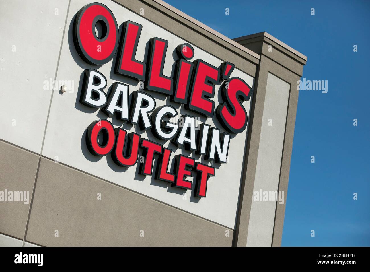 Un logo en dehors d'un magasin de détail de la boutique de magasins d'usine d'Ollie's Bargain à Glen Burnie, Maryland, le 6 avril 2020. Banque D'Images
