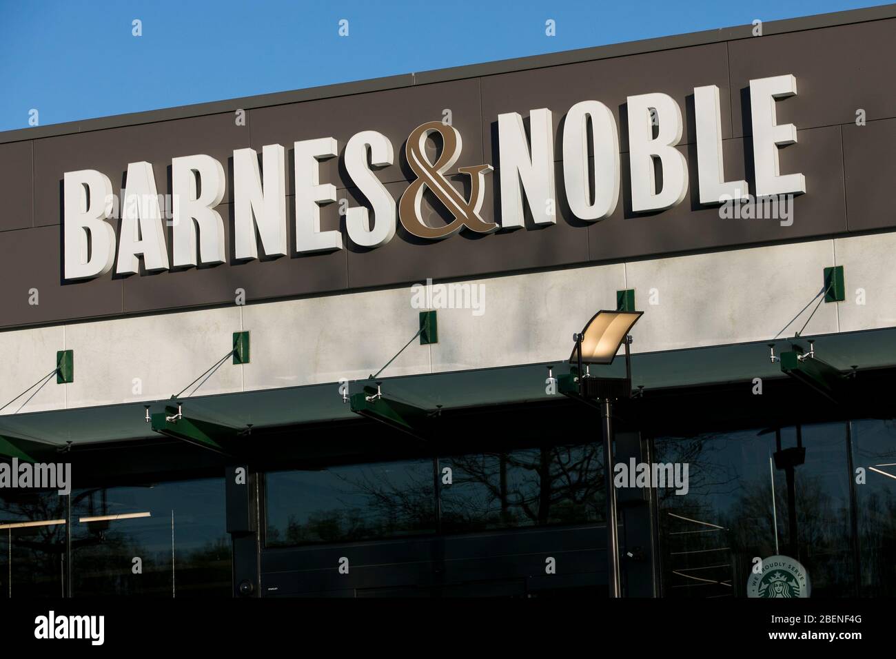 Un logo en dehors d'un magasin de détail Barnes & Noble situé à Columbia, Maryland, le 6 avril 2020. Banque D'Images
