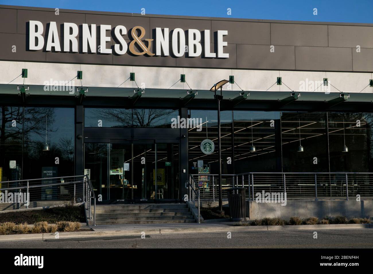 Un logo en dehors d'un magasin de détail Barnes & Noble situé à Columbia, Maryland, le 6 avril 2020. Banque D'Images