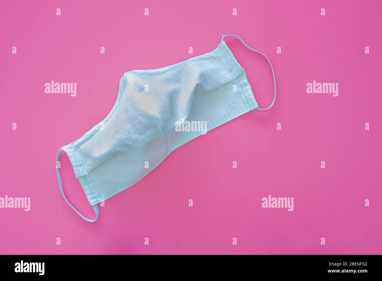 Masque blanc fait maison pour adultes sur fond rose Banque D'Images