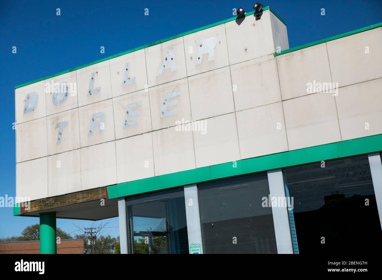 Le contour délavé d'un logo en dehors d'un magasin de détail Dollar Tree fermé et abandonné à Glen Burnie, Maryland, le 6 avril 2020. Banque D'Images