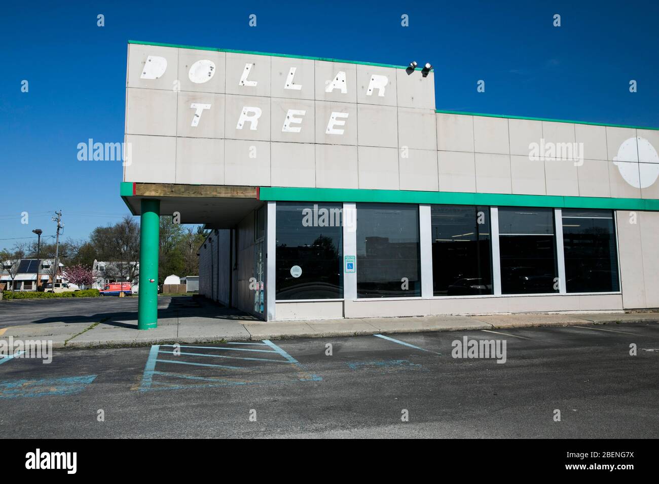Le contour délavé d'un logo en dehors d'un magasin de détail Dollar Tree fermé et abandonné à Glen Burnie, Maryland, le 6 avril 2020. Banque D'Images