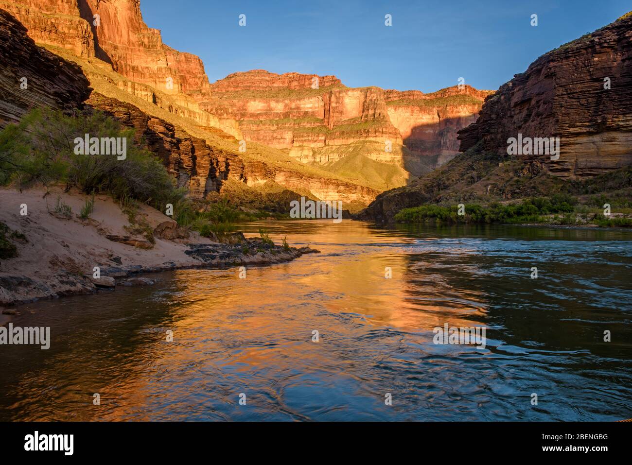 Lumière du soir reflétant les murs du Grand Canyon dans le fleuve Colorado au camp de Blacktail Canyon, parc national du Grand Canyon, Arizona, États-Unis Banque D'Images