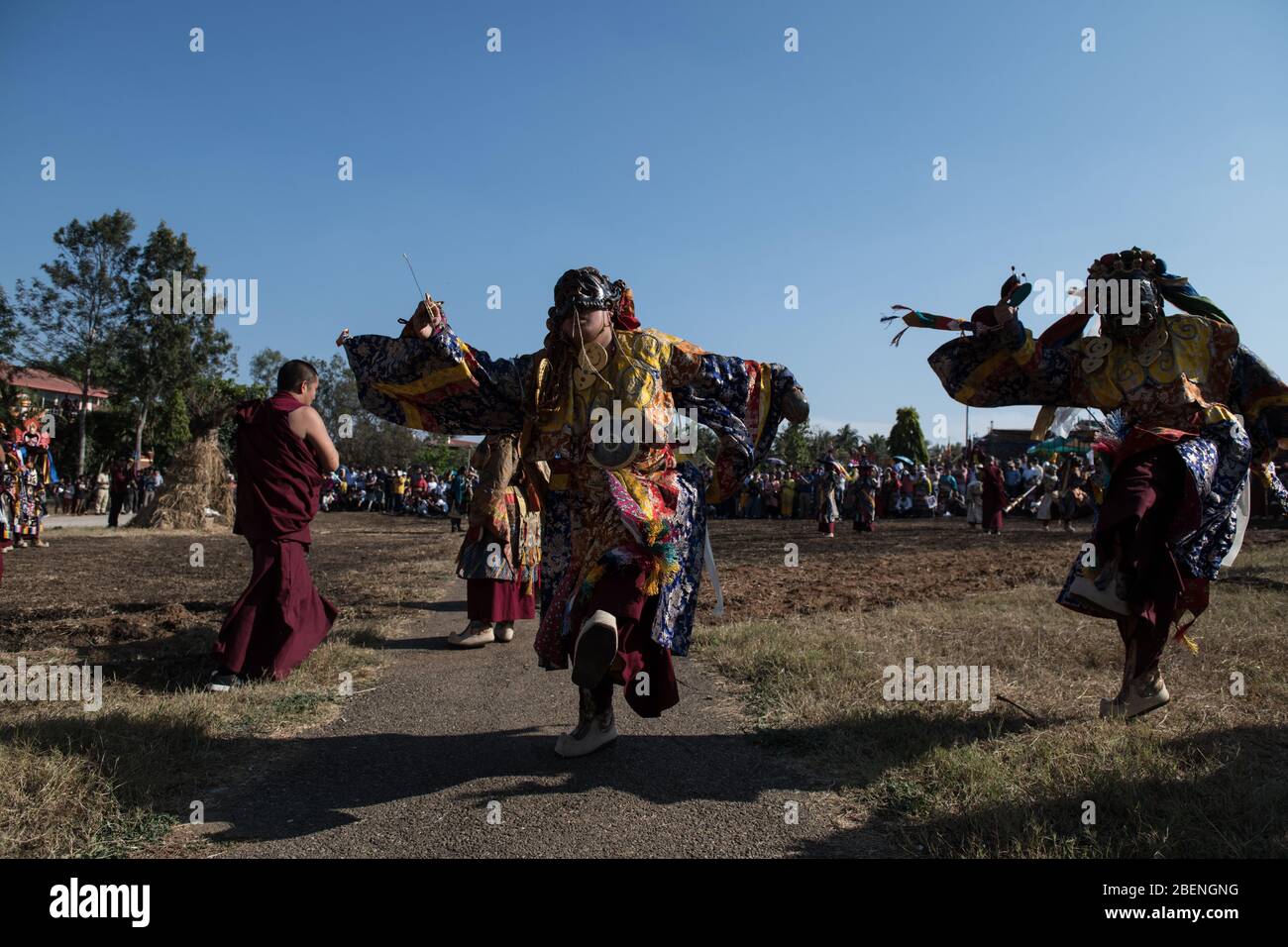 Danse Cham avec masques de moines tibétains pendant le Losar (nouvel an tibétain) dans la colonie tibétaine de Gurupura, Karnataka, Inde du Sud. Banque D'Images