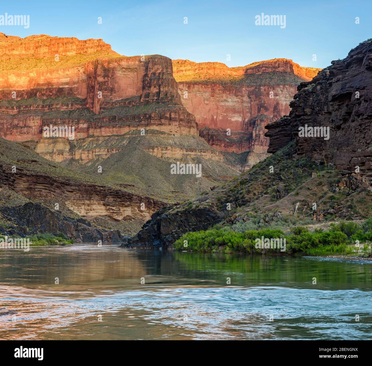 Lumière du soir reflétant les murs du Grand Canyon dans le fleuve Colorado au camp de Blacktail Canyon, parc national du Grand Canyon, Arizona, États-Unis Banque D'Images