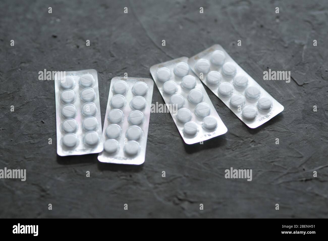 plaquettes thermoformées avec tablettes sur fond gris. Il peut être utilisé dans les médias, le Web et les documents imprimés sur le sujet du coronavirus. Espace de copie Banque D'Images
