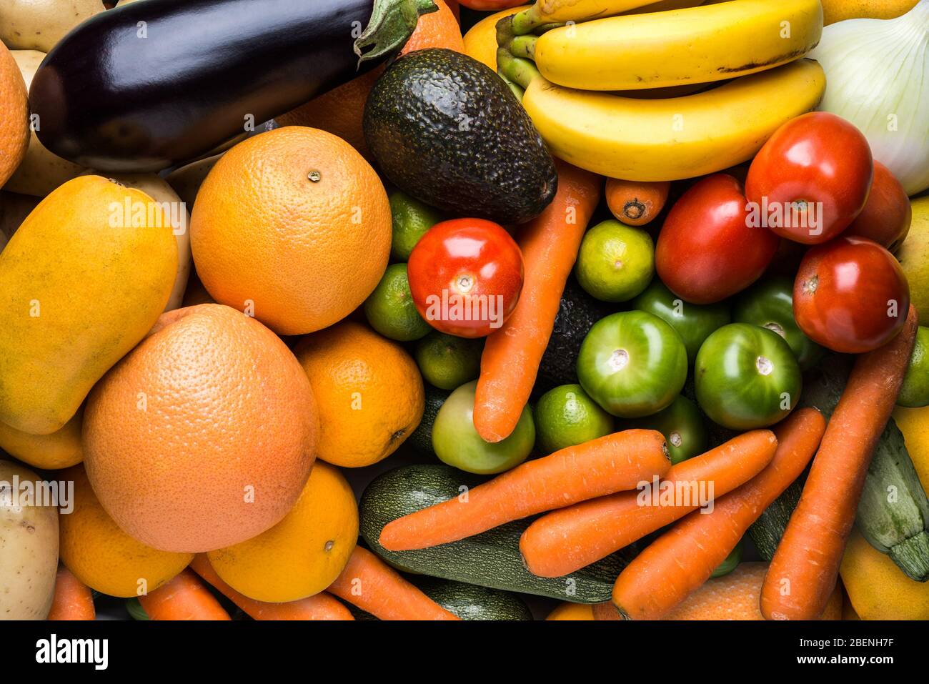 Vue de dessus différents fruits et légumes frais biologiques sur le plan de table Banque D'Images