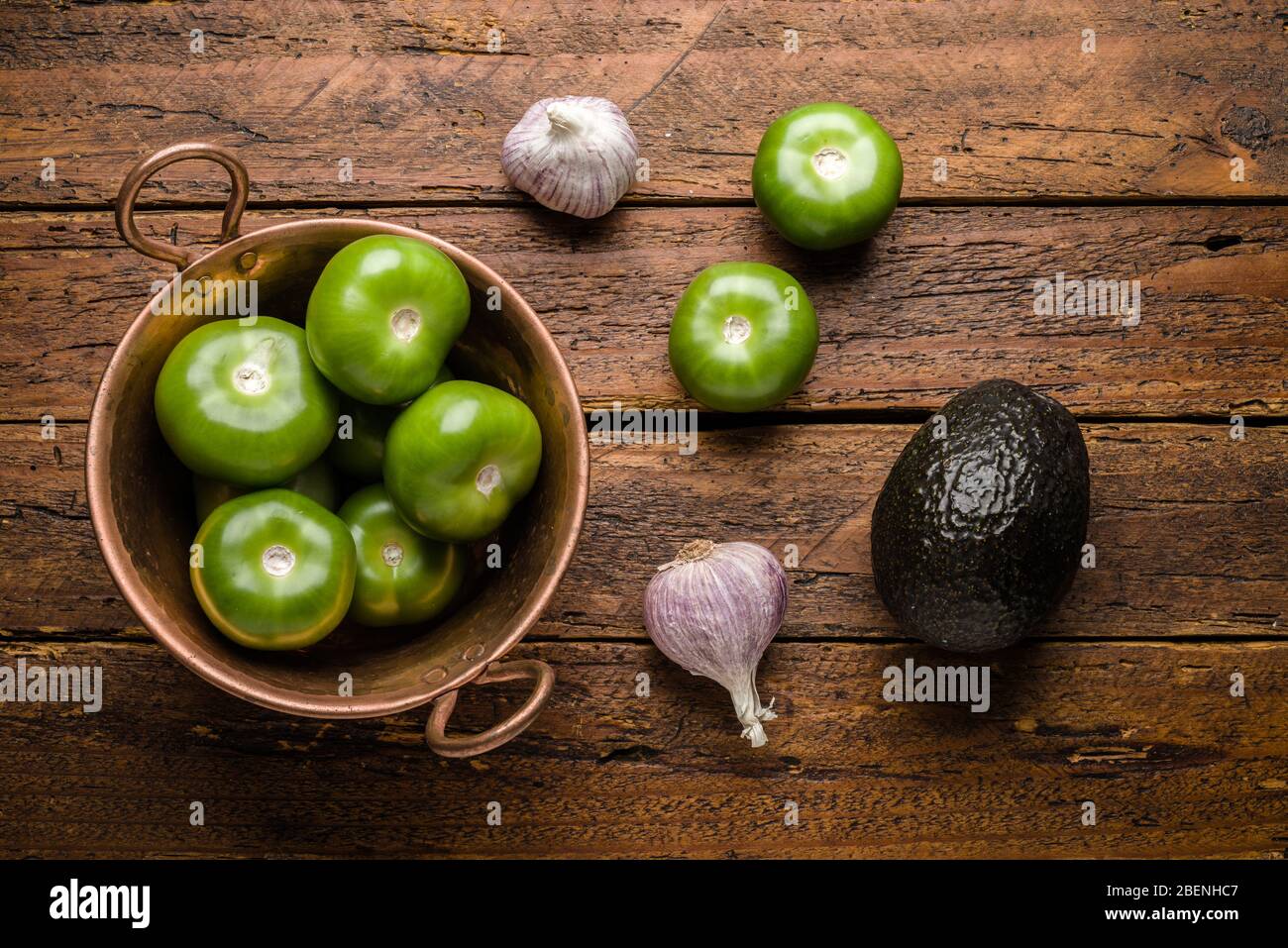 Ingrédients de sauce mexicaine vue sur les légumes biologiques frais sur le dessus de table en bois Banque D'Images