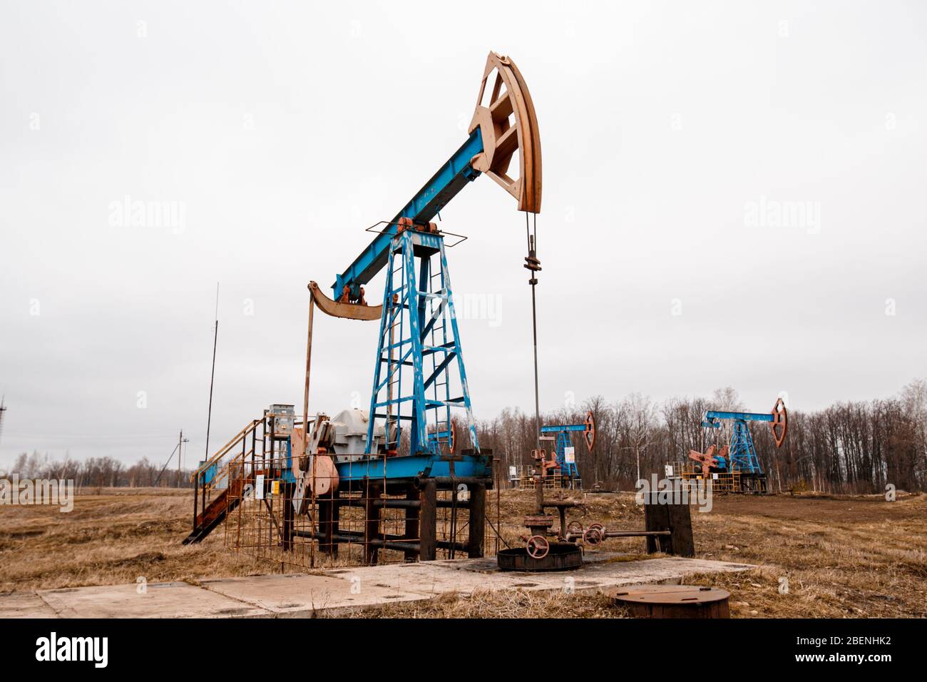 Pompe à huile verte plate-forme à huile énergie machine industrielle pour le pétrole brut. Crise du pétrole. La Russie est à l'origine de la pollution par le Banque D'Images