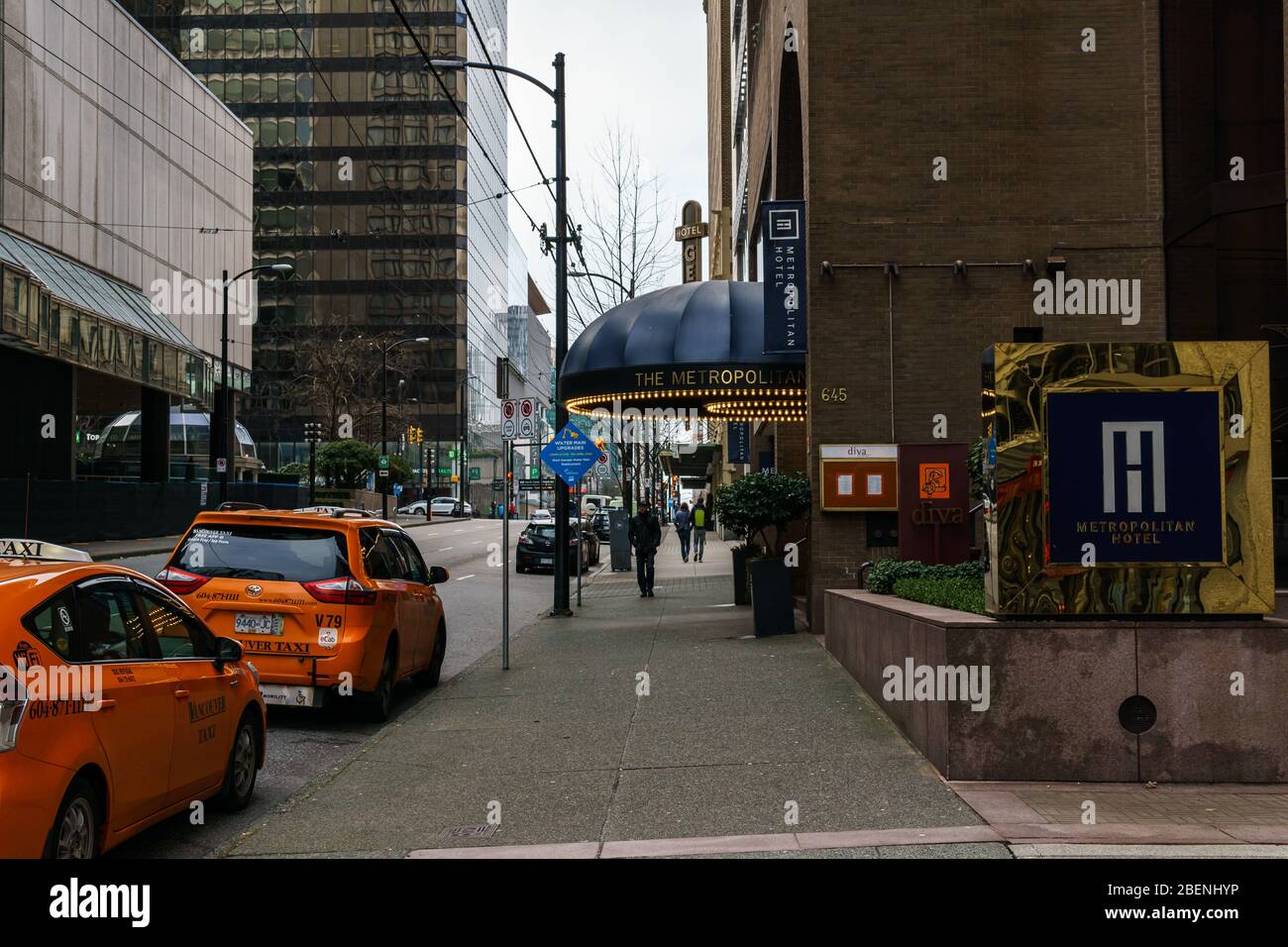 VANCOUVER, CANADA - 2 FÉVRIER 2020 : voitures de taxi près de l'hôtel métropolitain du centre-ville. Banque D'Images