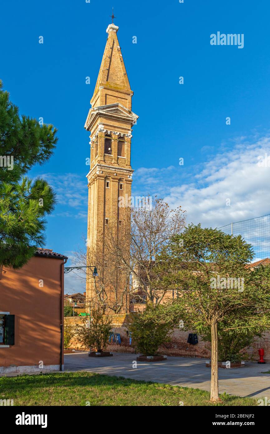 Tour de l'église penchée à Burano, Venise Banque D'Images