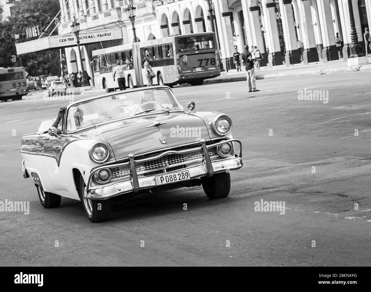 Une belle voiture classique rouge et blanche a été filmée à la Havane (Cuba) en août 2014. Banque D'Images