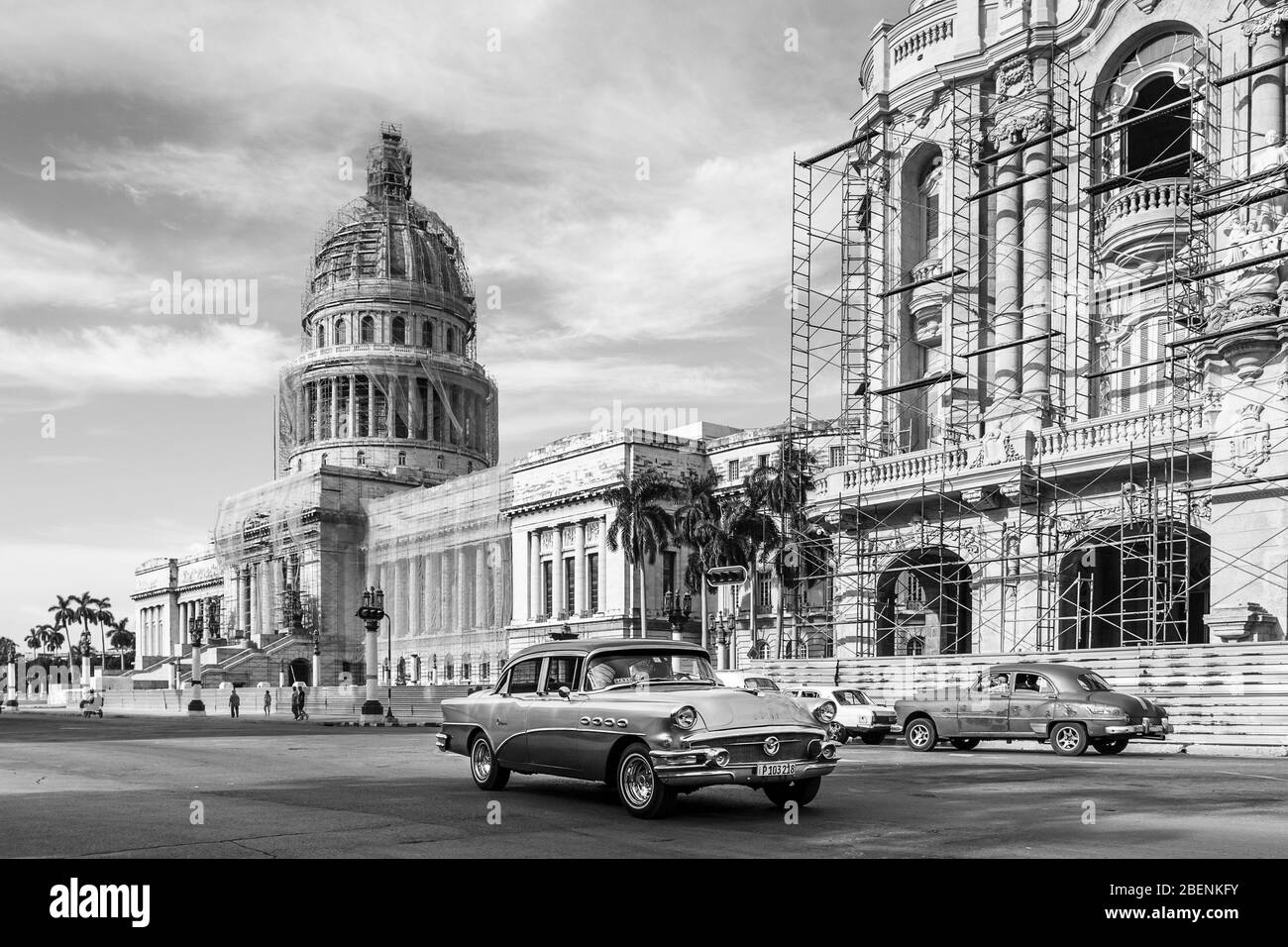 Deux anciens minuteries colorées se déplacent dans des directions opposées devant El Capitolio, ou le bâtiment du Capitole national à la Havane, Cuba, en août 2014. Banque D'Images