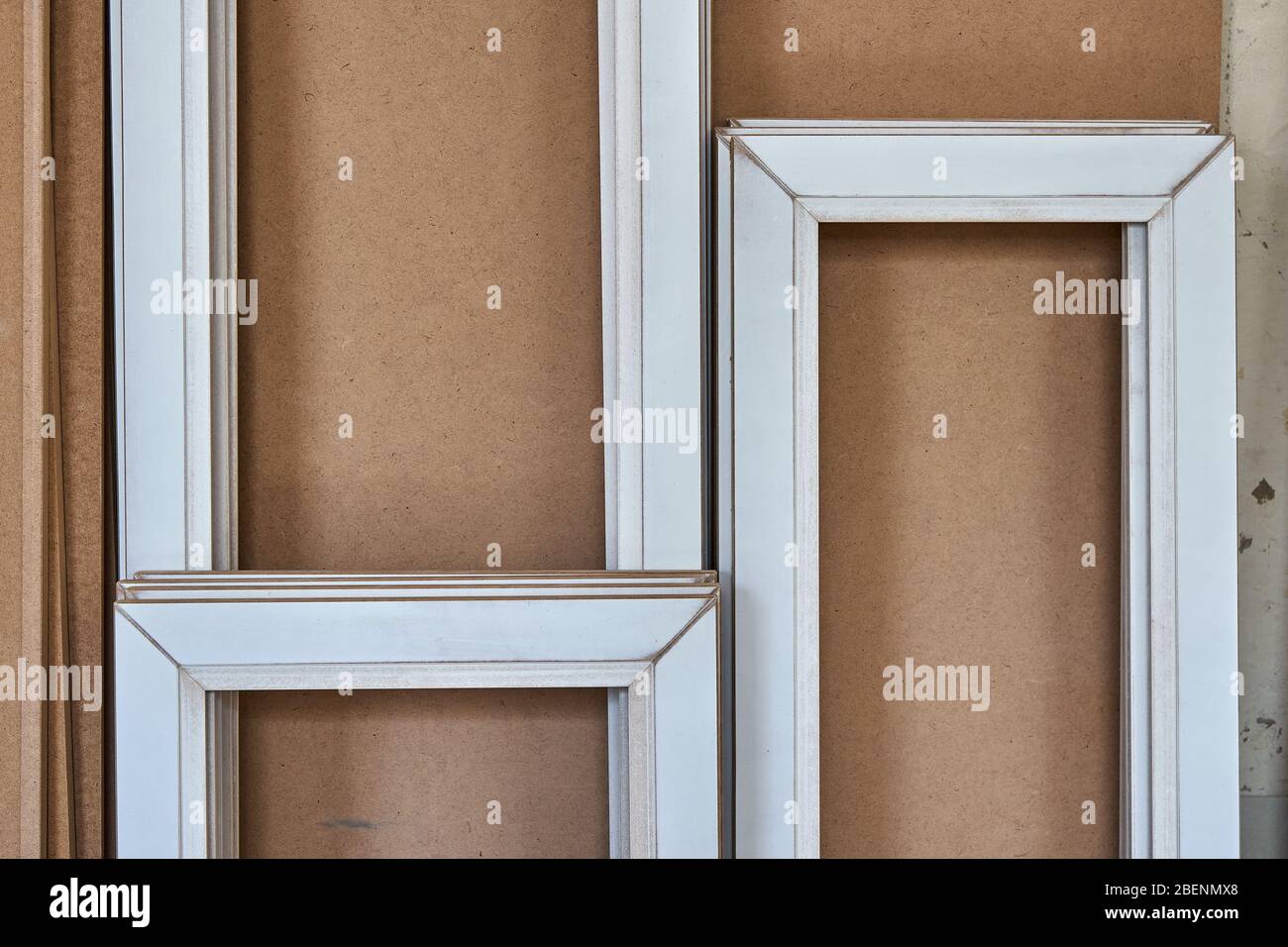 Porte de l'armoire MDF. Menuiserie. Portes de l'armoire en verre démontées  en atelier. Fabrication de meubles. Gros plan Photo Stock - Alamy