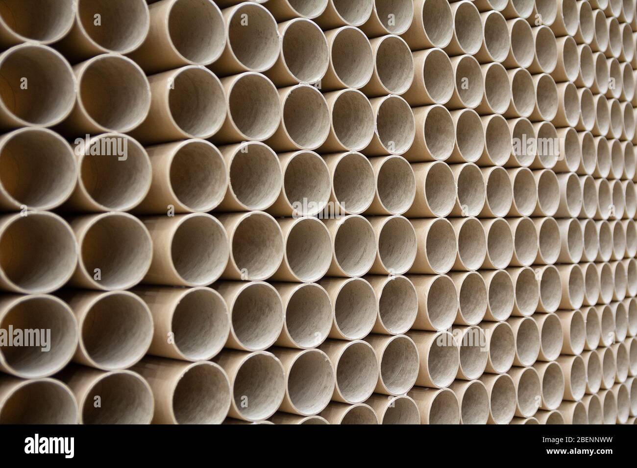 Mur des rangées de tubes en carton. Contexte abstrait Photo Stock - Alamy