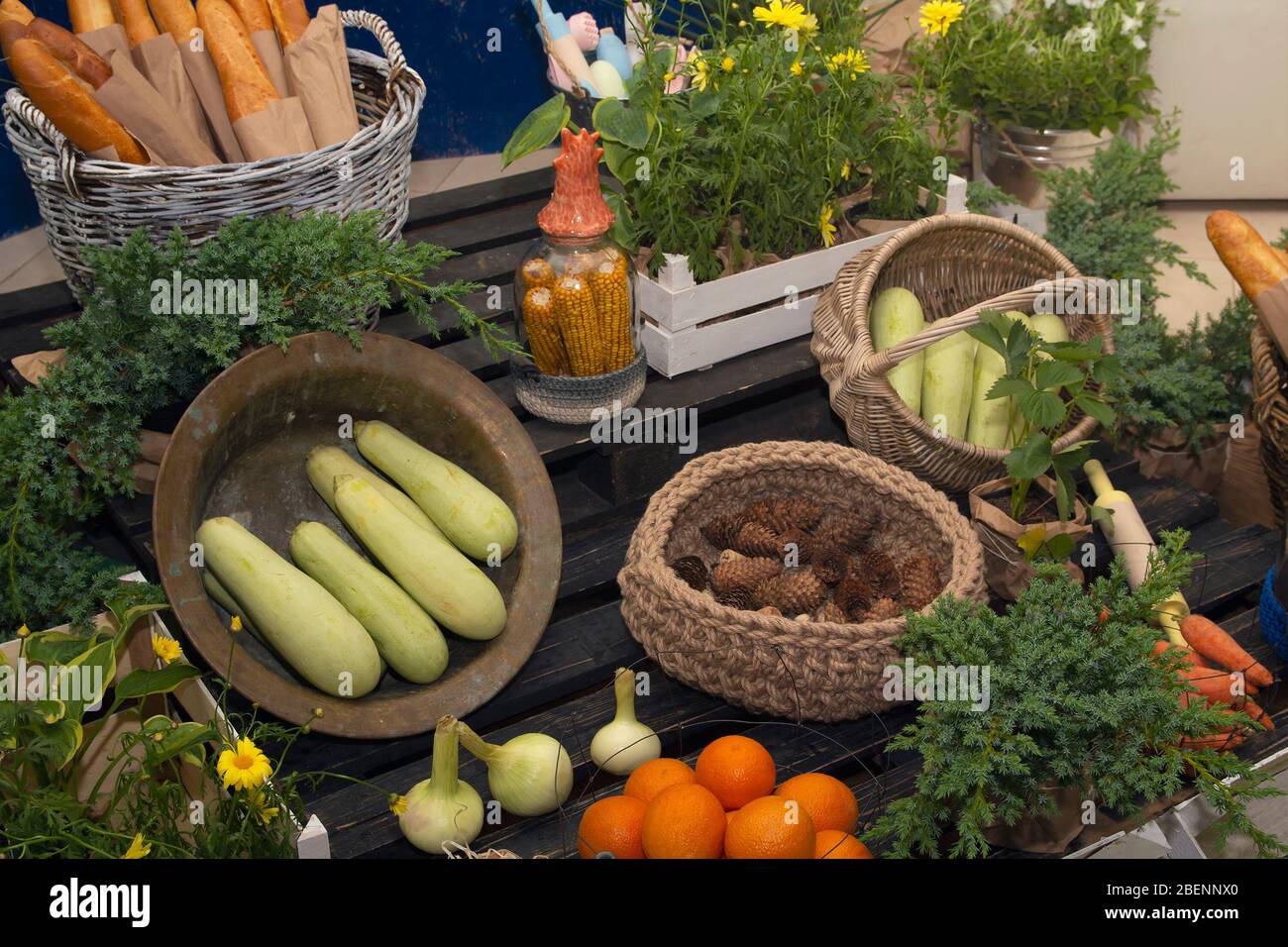 Légumes et baguettes sur un comptoir stylisé. Nourriture Banque D'Images