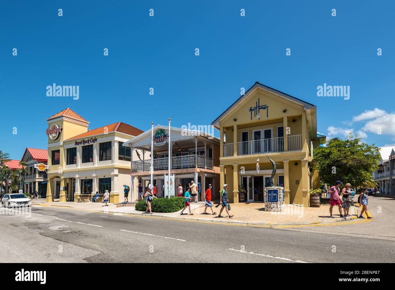 George Town, Grand Cayman Island, Royaume-Uni - 23 avril 2019: Vue sur la rue de George Town en journée avec des piétons près des restaurants et des magasins touristiques à Downto Banque D'Images