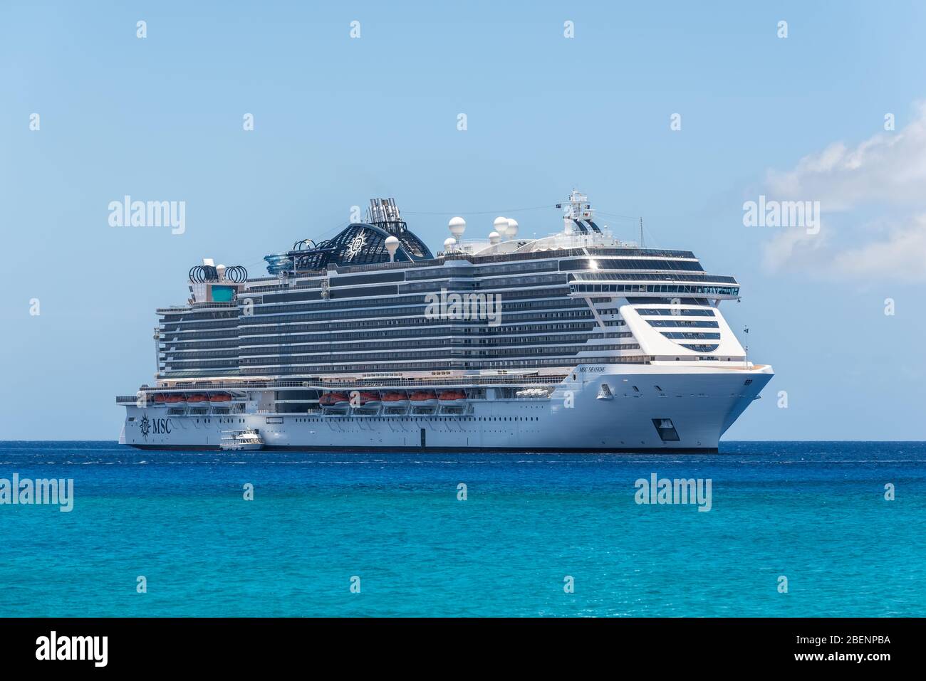 George Town, Grand Cayman Islands, Royaume-Uni - 23 avril 2019 : bateau de croisière MSC Seaside est ancré devant la ville de George Town dans le tropique Banque D'Images