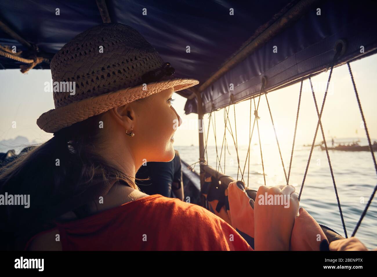 Portrait de femme à longue queue bateau avec vue sur les îles tropicales au coucher du soleil dans la mer d'Andaman, Thaïlande Banque D'Images