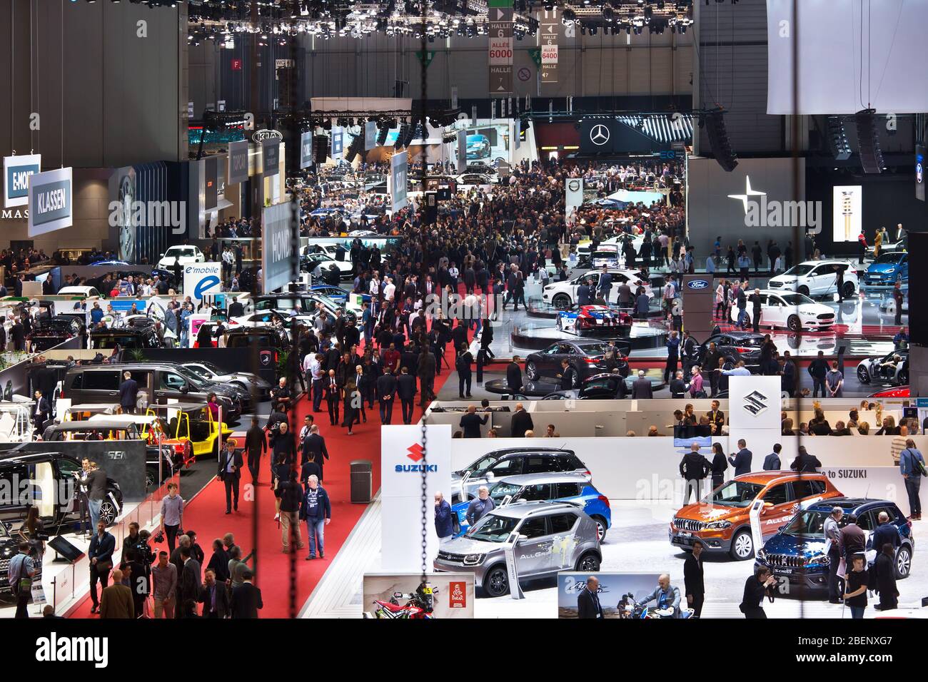 GENÈVE, SUISSE - 6 mars 2018 : vue sur les salles d'exposition de Palexpo au cours du 88ème salon international de l'automobile de Genève Banque D'Images
