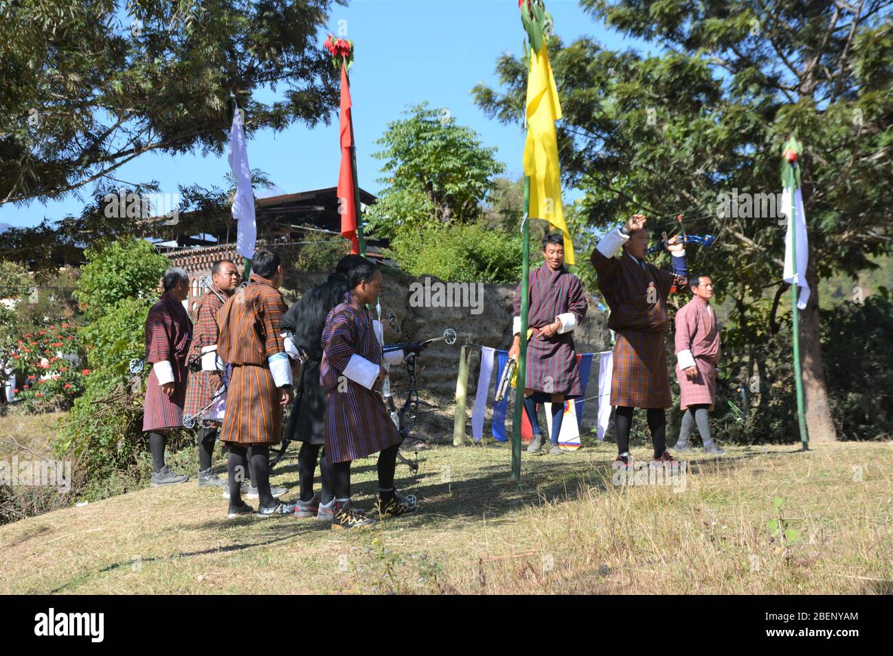 Les hommes vêtisaient d'une robe traditionnelle participent à un concours de tir à l'arc dans un petit village près de Punakha, au Bhoutan Banque D'Images