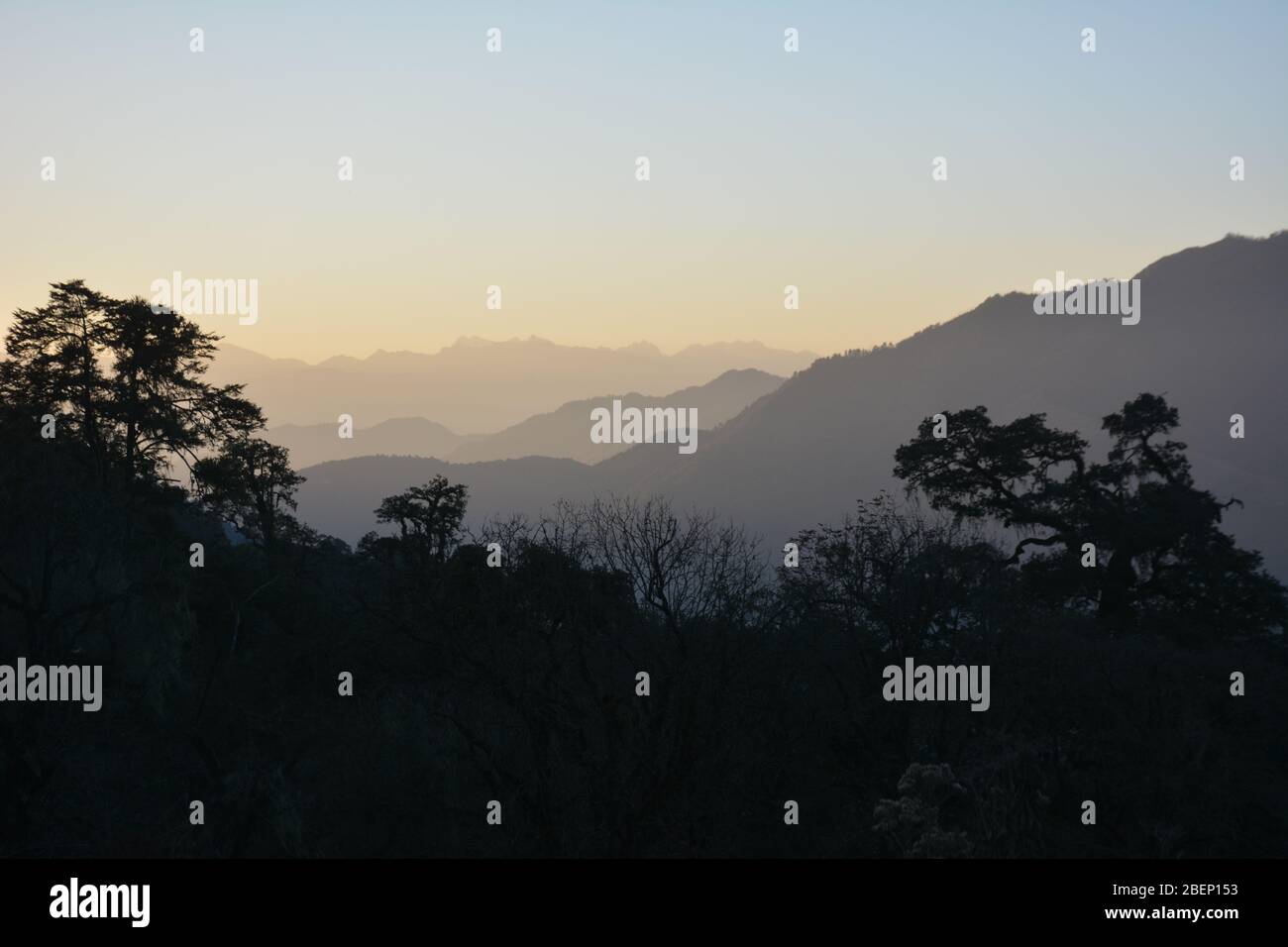 Coucher de soleil dans les montagnes près du Pele la Pass près de Gangtey, Bhoutan. Banque D'Images