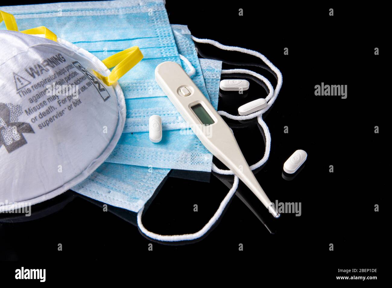 Concept de coronavirus ou de pandémie de Covid-19 à utiliser comme fond avec la couleur noire et le tube de test sanguin, stéthoscope, masque chirurgical de N 95, masque facial, pil Banque D'Images Concept de coronavirus ou de pandémie de Covid-19 à utiliser comme fond avec la couleur noire et le tube de test sanguin, stéthoscope, masque chirurgical de N 95, masque facial, pil Banque D'Images