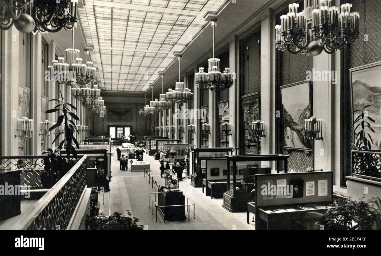 Vue du pavillon allemand, exposition internationale Paris 1937 (exposition internationale des Arts et des techniques appliquées a la vie moderne) Postc Banque D'Images