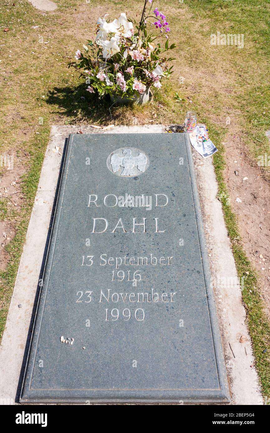 Tombe de Roald Dahl, Église de St Pierre et Paul, Grande Missenden, Buckinghamshire, Angleterre, GB, Royaume-Uni. Banque D'Images