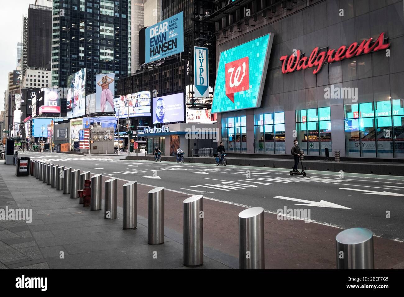 Les résidents de Manhattan se déplacer sur des vélos et des scooters dans des rues vides de New York, comme la ville est fermée pendant la pandémie de COVID-19. Banque D'Images