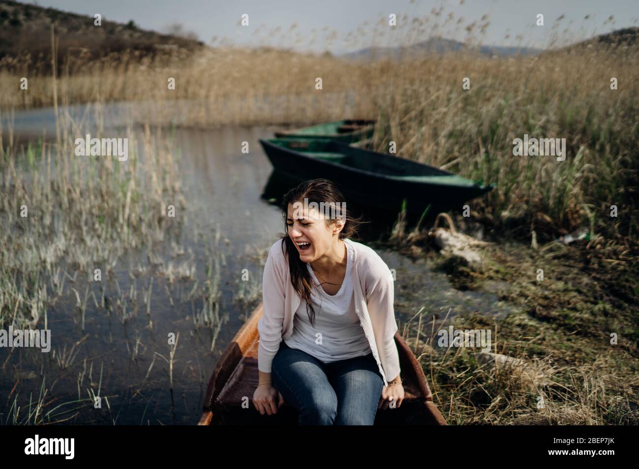 Dévastée pleurant femme dans l'isolement.stress psychologique de la maladie infectieuse.panique et peur de l'infection.perdant aimé un.Grief et la perte dans solitu Banque D'Images