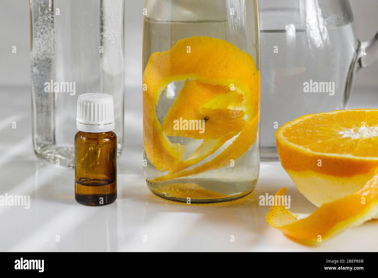 Nettoyant tout usage composé d'ingrédients naturels, vinaigre blanc, eau, zeste citrique et huile aromatique. Détergent organique dans une bouteille de verre Banque D'Images