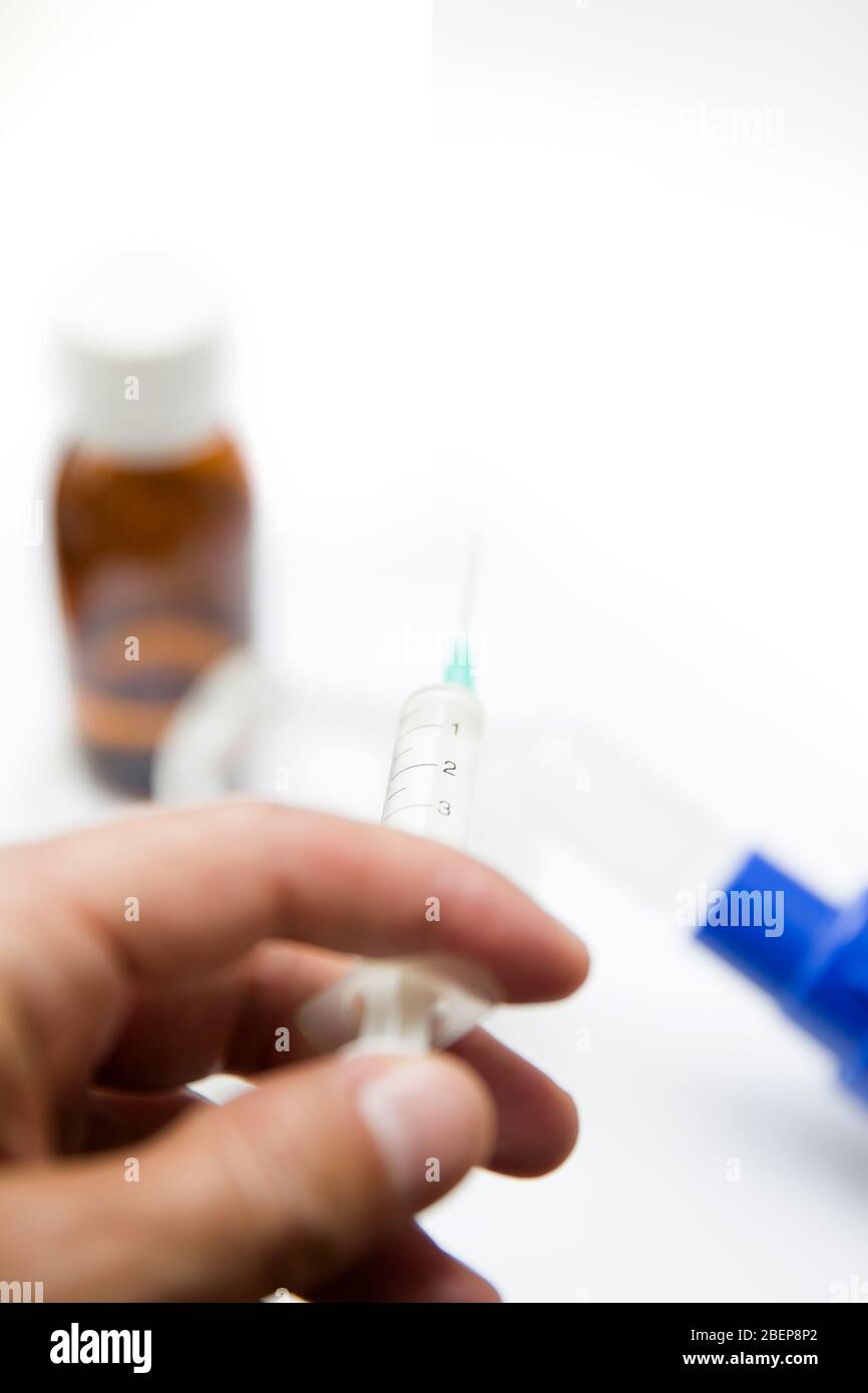 Matériel médical pour inhalation avec masque respiratoire, nébuliseur sur la table blanche Banque D'Images