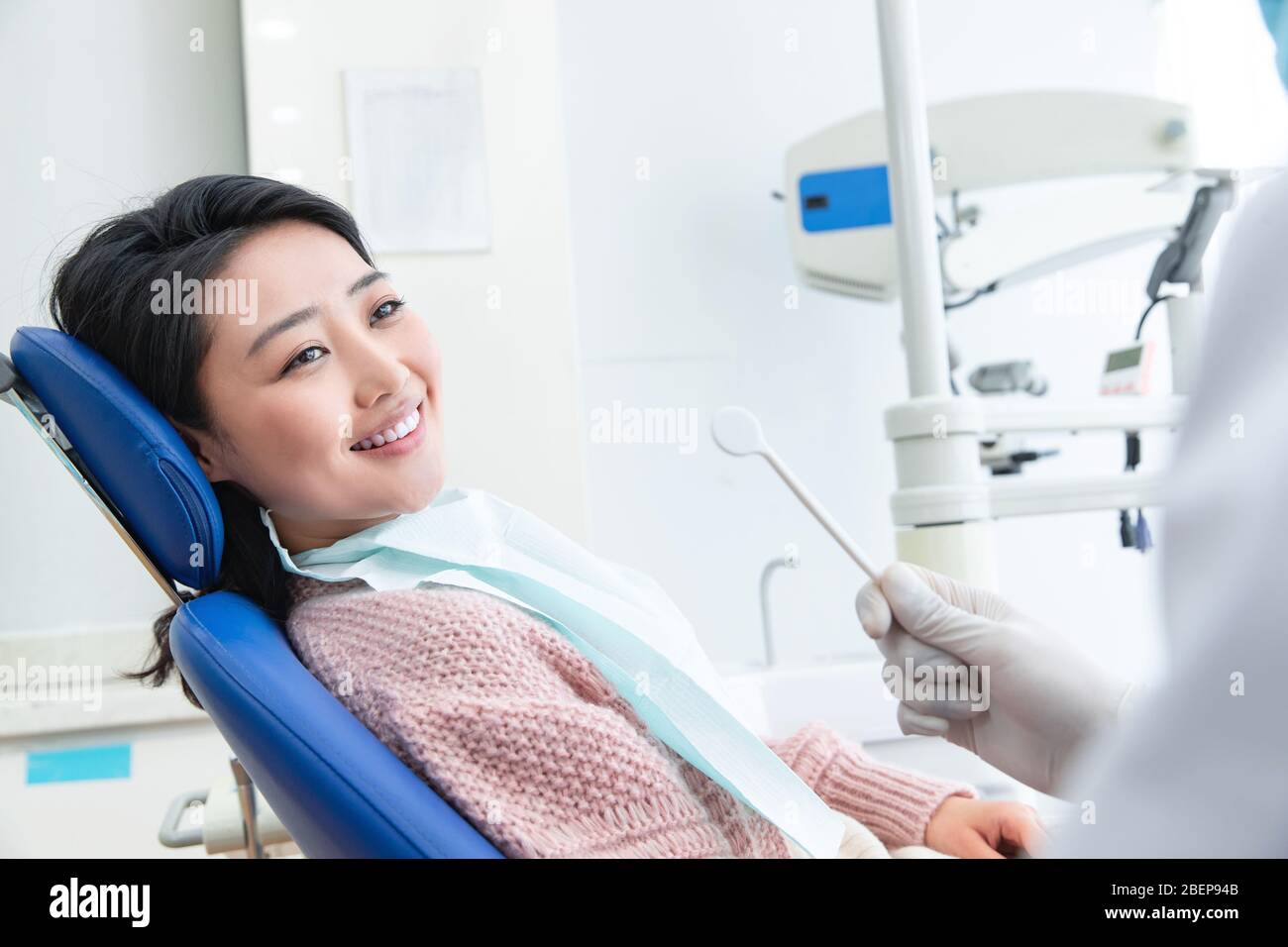 Le dentiste a donné de jeunes femmes Banque D'Images