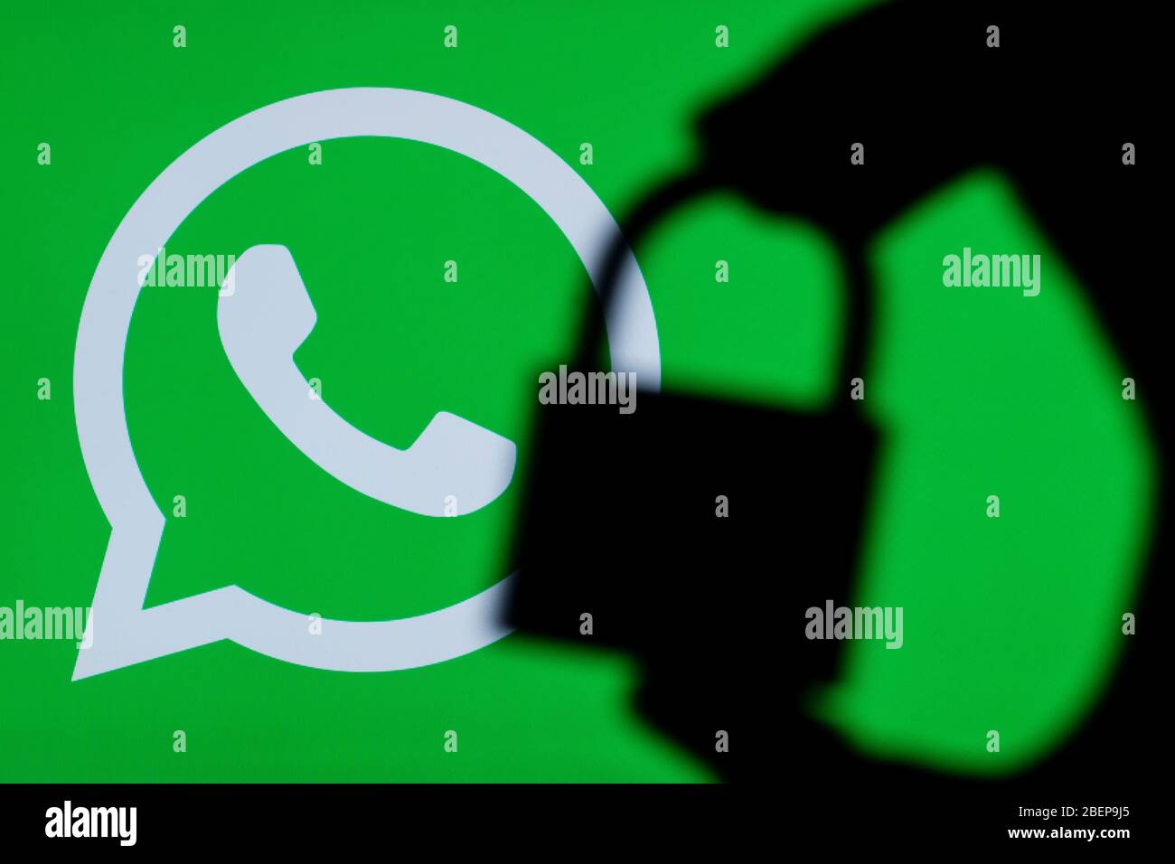 LONDRES, Royaume-Uni - 29 MARS 2017 : icône WhatsApp avec silhouette de cadenas Banque D'Images