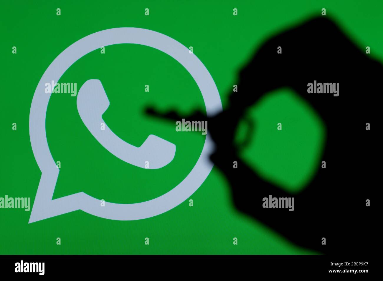 LONDRES, Royaume-Uni - 29 MARS 2017 : icône WhatsApp avec silhouette clé Banque D'Images