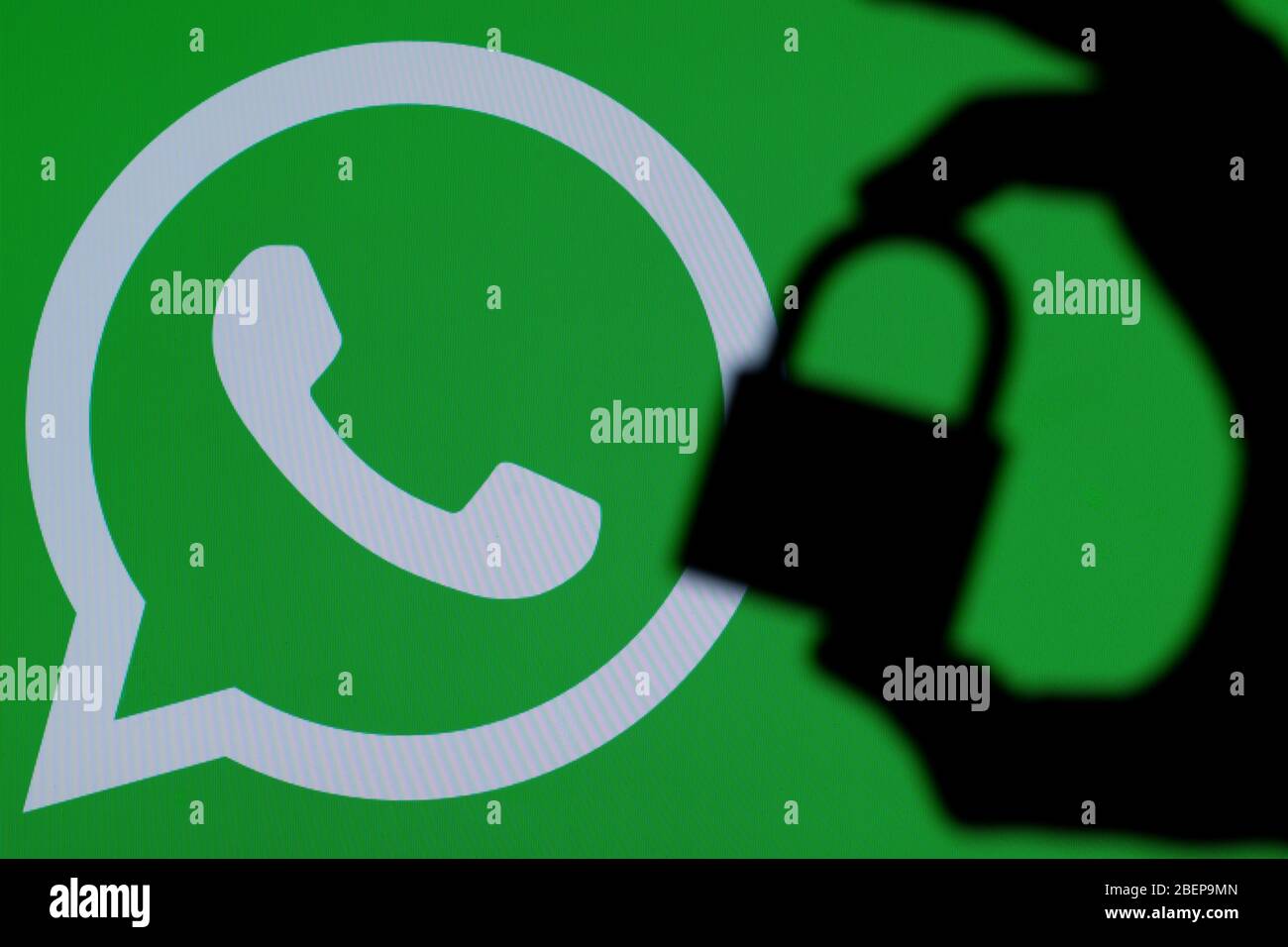 LONDRES, Royaume-Uni - 29 MARS 2017 : icône WhatsApp avec silhouette de cadenas Banque D'Images