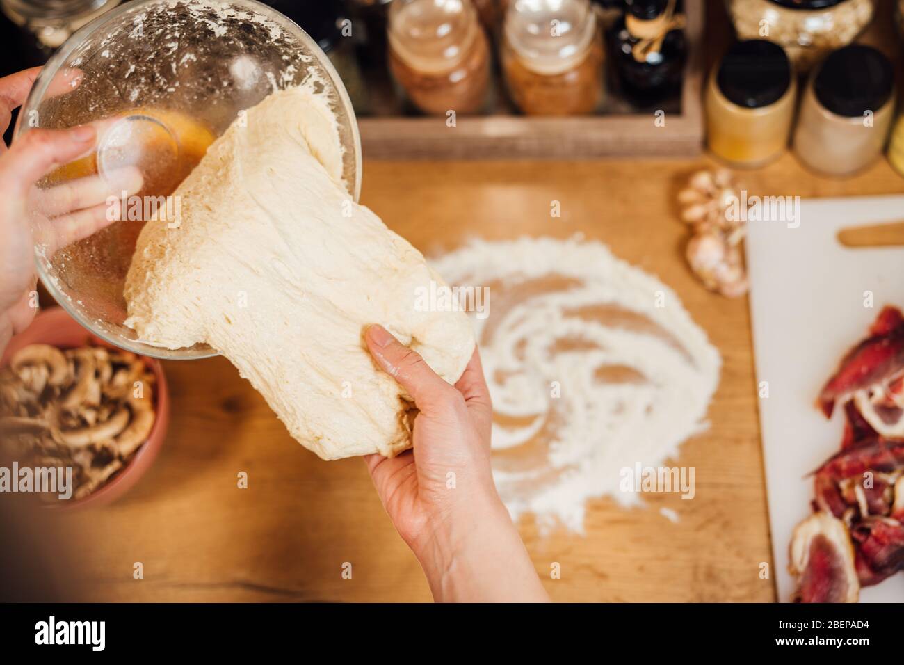 Femme maison faisant de la pâte à pizza croquante maison rapide à partir de zéro à la main.recette de base de pizza italienne gourmande traditionnelle.Ingrédients pour bak Banque D'Images