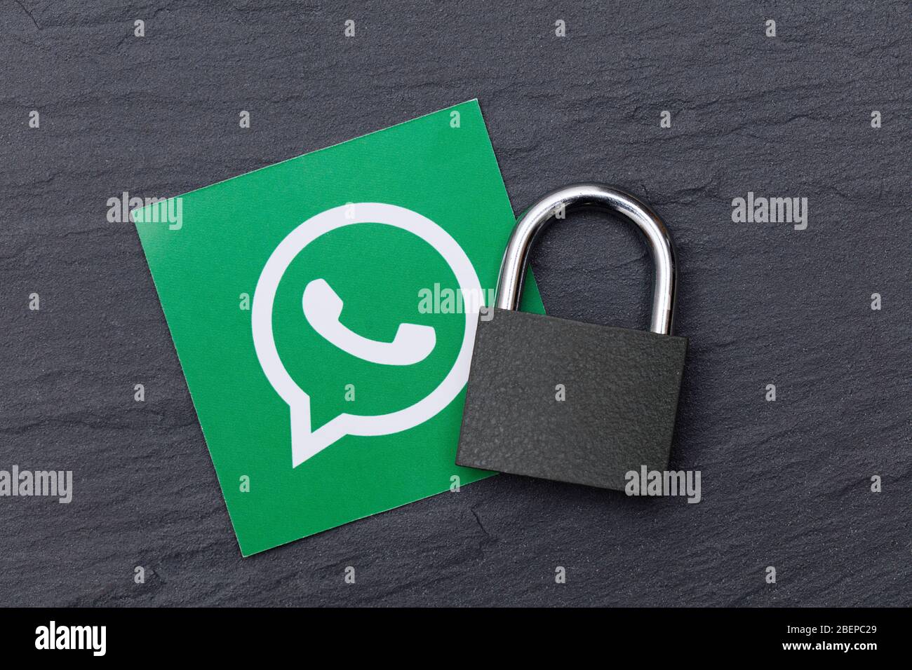 LONDRES, Royaume-Uni - 29 MARS 2017 : logo WhatsApp sur les réseaux sociaux avec cadenas de sécurité Banque D'Images