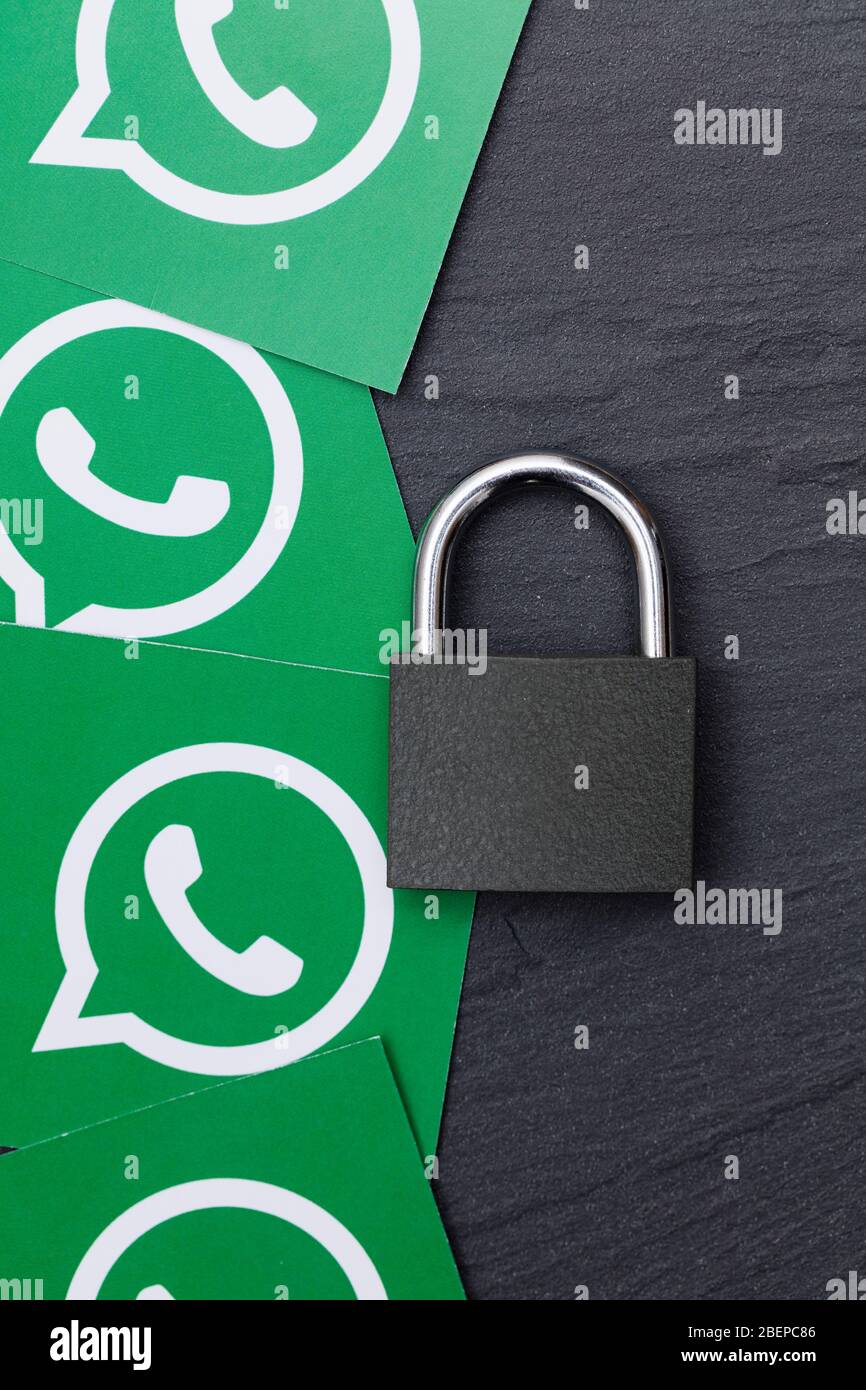 LONDRES, Royaume-Uni - 29 MARS 2017 : logo WhatsApp sur les réseaux sociaux avec cadenas de sécurité Banque D'Images
