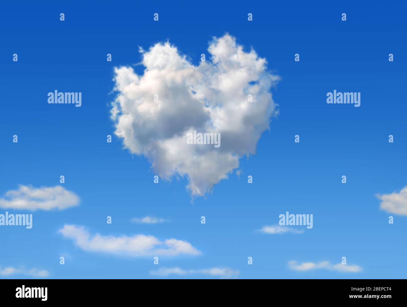 Nuage moelleux avec la forme d'un coeur dans un ciel bleu comme signe d'amour. Banque D'Images