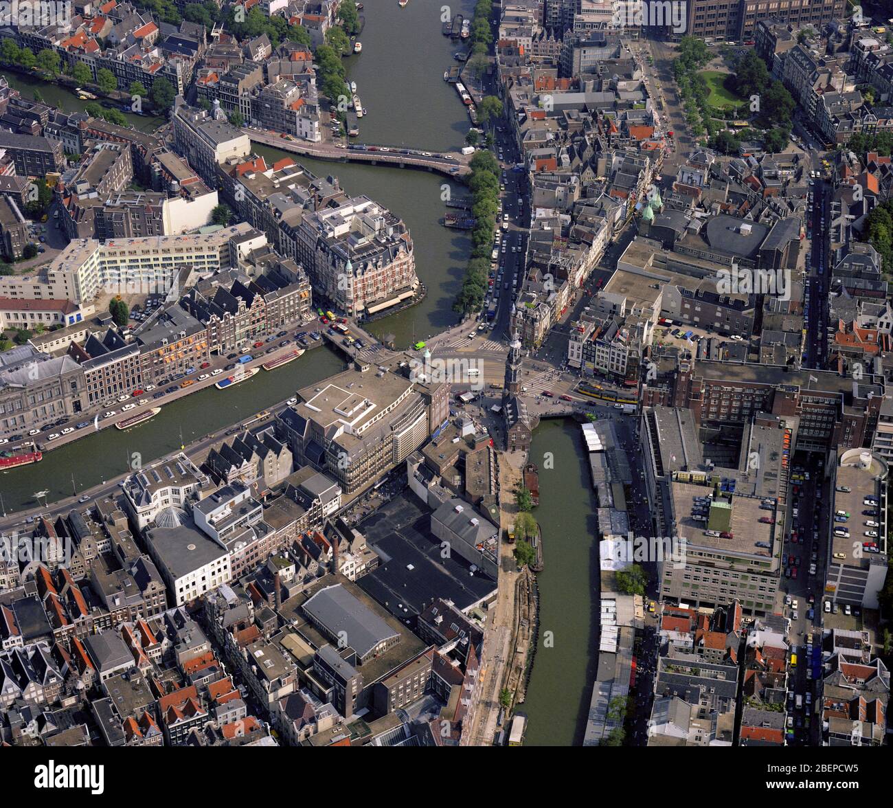 Amsterdam, Hollande, 24 août - 1987: Photo aérienne historique du Munttoren sur la place animée Muntplein, où la rivière Amstel et la cana Banque D'Images