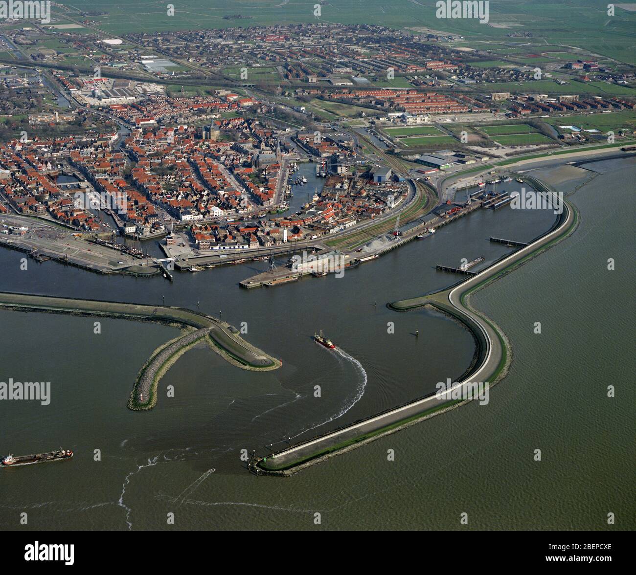 Harlingen, Hollande, 14 avril - 1988: Photo aérienne historique de la ville et du port de Harlingen dans la province de Friesland sur la côte de Wadden S Banque D'Images