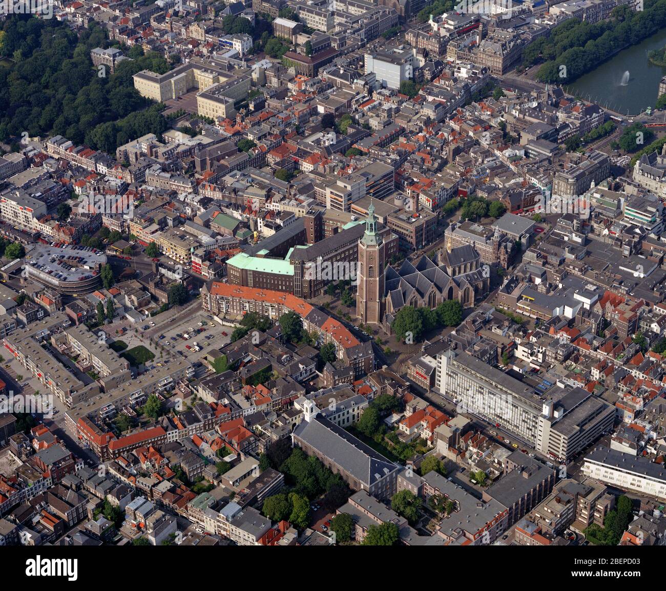 La Haye, Hollande, du 08 au 1988 : photo aérienne historique de l'église protestante Saint-Jacques, de Grote Kerk ou de Sint Jacobskerk dans la Torenstr Banque D'Images